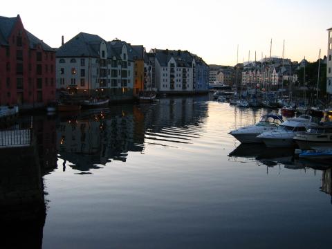 image Puesta de sol, en el solsticio de verano, Aalesund, Noruega