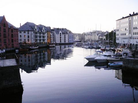 image Puesta de sol, en el solsticio de verano, Aalesund, Noruega