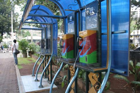 image Cabinas de teléfono de Jakarta, Indonesia
