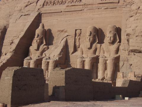 image Colosos sedentes de Ramsés II, Abu Simbel, Egipto