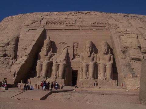 image Colosos sedentes de Ramsés II, Abu Simbel, Egipto