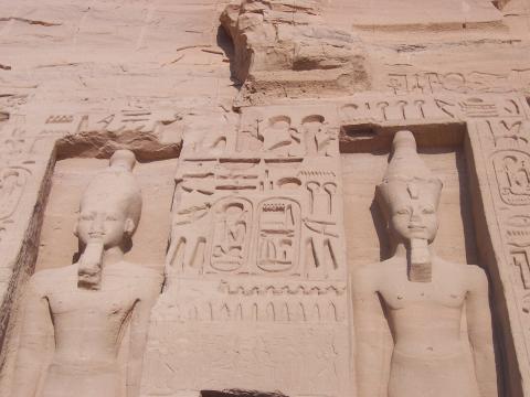 image Colosos del Templo de Nefertari, Abu Simbel, Egipto