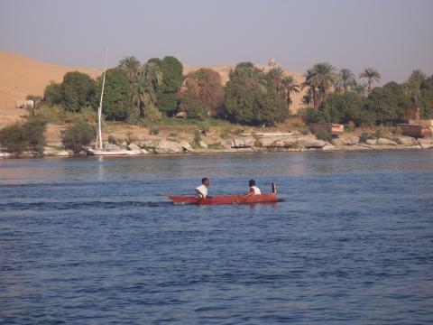image Chicos en barca, Asuán, Egipto