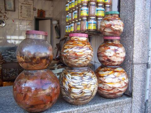 image Conservas de pescado en el Mercado de Asuán, Egipto