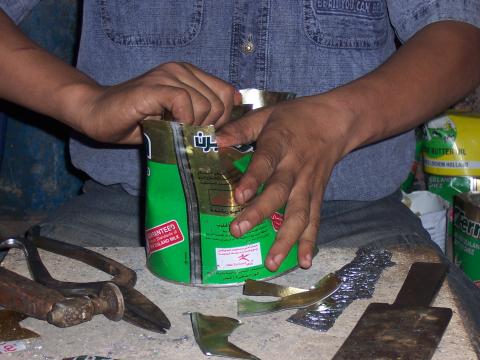 image Trabajando con lata, Mercado de Asuán, Egipto