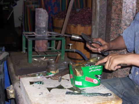 image Trabajando con lata, Mercado de Asuán, Egipto