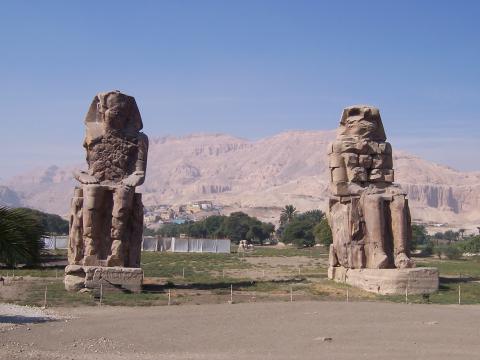 image Colosos de Memnón, Medinet Habu, Egipto