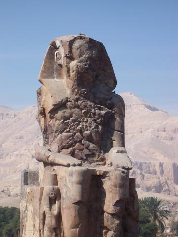 image Detalle de los Colosos de Memnón, Medinet Habu, Egipto
