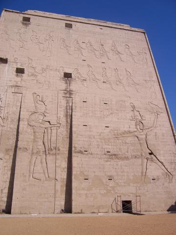 image Pilono derecho del Templo de Horus, Edfú, Egipto