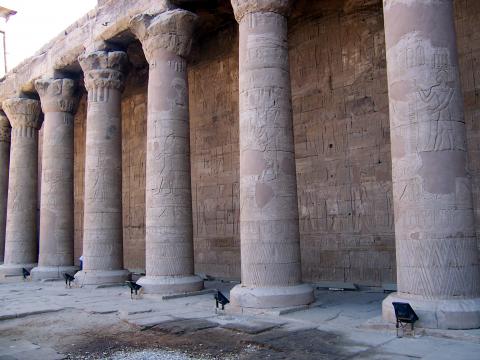 image Columnas del Templo de Horus, Edfú, Egipto