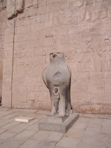 image Estatua de Horus, Edfú, Egipto