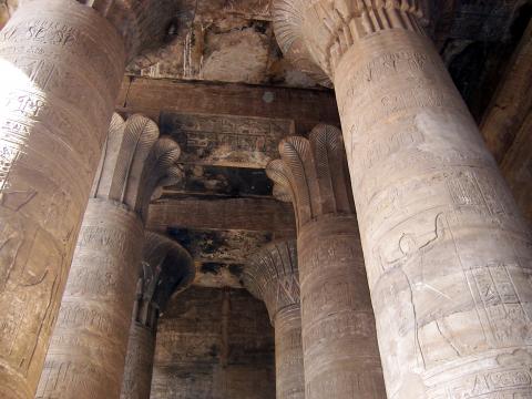 image Columnas de la sala hipóstila, Templo de Horus, Edfú, Egipto