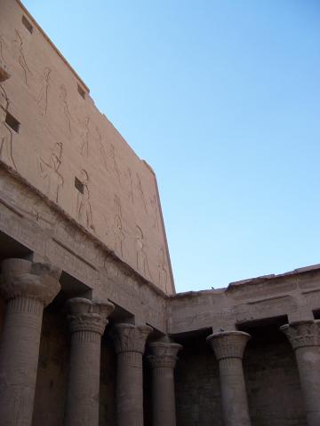 image Patio del Templo de Horus, Edfú, Egipto