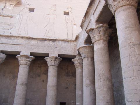 image Detalle del patio del Templo de Horus, Edfú, Egipto