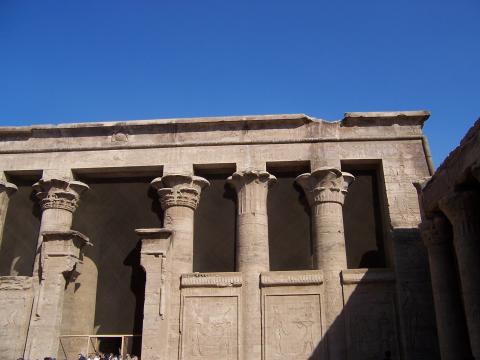 image Entrada a la sala hipóstila del Templo de Horus, Edfú, Egipto