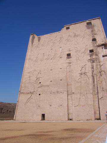 image Pilono izquierdo del Templo de Horus, Edfú, Egipto