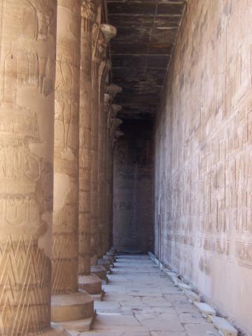 image Pasillo del Templo de Horus, Edfú, Egipto