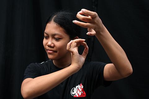 image Postura tradicional del baile javanés, Java, Indonesia