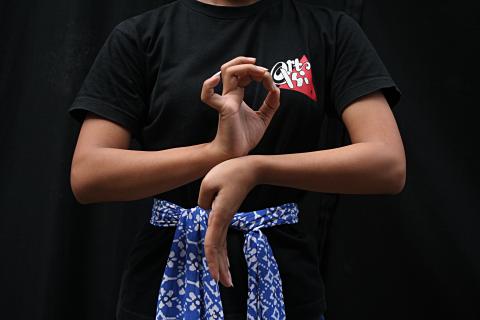 image Postura tradicional del baile javanés, Java, Indonesia