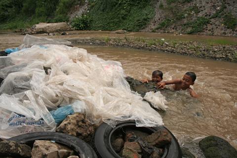 image Limpiando plásticos en el rio en Copi River, Jogyakarta, Indonesia