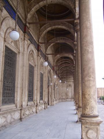image Columnata de la Mezquita de Alabastro, El Cairo, Egipto