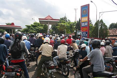 image Colas por la subida de gasolina, Jogyakarta, Indonesia