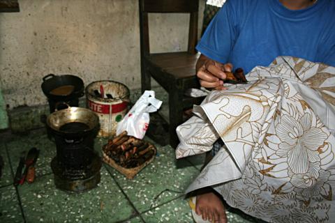 image Realizando batik en Jogyakarta, Indonesia