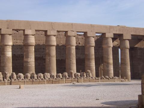 image Columnas y esfinges del Templo de Karnak, Egipto
