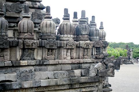 image Detalle de un esquinazo del templo de Wisnu de Prambanan, Jogyakarta, Indonesia