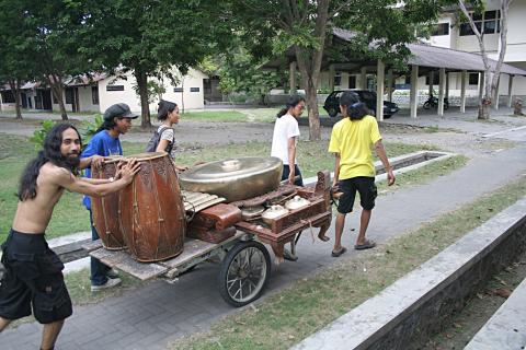 image Instrumentos para ensayo en Jogyakarta, Indonesia