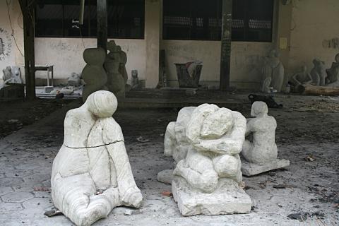 image Taller de escultura de la Facultad de Bellas Artes de Jogyakarta, Indonesia
