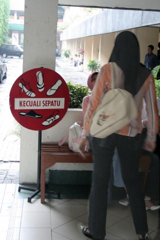 image Vestimenta en la Universidad Islámica de Jogyakarta, Indonesia