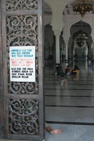 image Entrada a la Mezquita Mesjid Ray en Medan, Sumatra, Indonesia