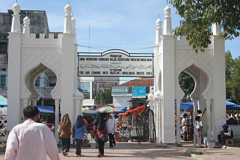 image Entrada a la Mezquita Mesjid Ray en Medan, Sumatra, Indonesia