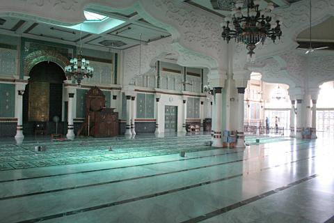 image Sala de oración de la Mezquita Mesjid Ray en Medan, Sumatra, Indonesia