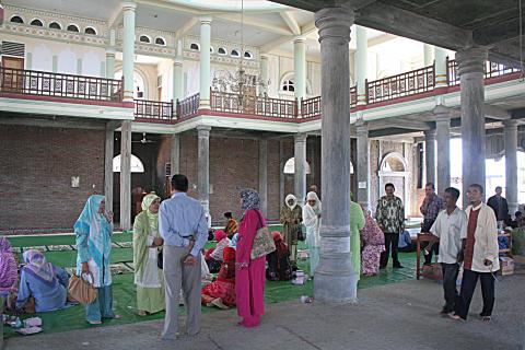 image Reunión en mezquita de la zona cero de Banda Aech, Sumatra, Indonesia