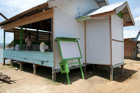 image Mezquita donde se reparte ayuda, campamento de pescado de Alunaga, Sumatra, Indonesia