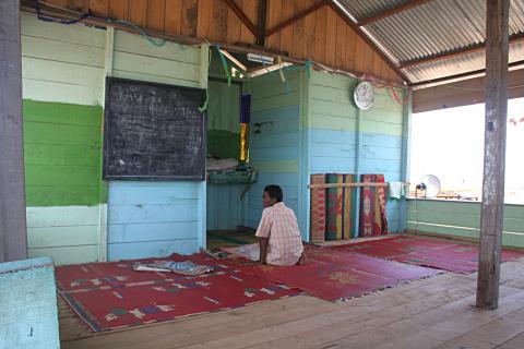 image Mezquita donde se reparte ayuda, campamento de pescado de Alunaga, Sumatra, Indonesia