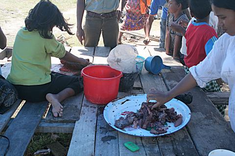 image Preparando la comida en el campamento de pescado de Alunaga, Sumatra, Indonesia