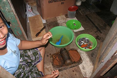 image Preparando la comida en el campamento de pescado de Alunaga, Sumatra, Indonesia