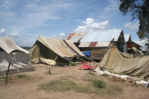 image Tiendas y barracones del campamento de pescado de Alunaga, Sumatra, Indonesia