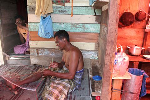 image Arreglando redes del campamento de pescado de Alunaga, Sumatra, Indonesia