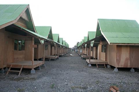 image Vista general de los barracones del campamento viudas del Tsunami, Sumatra, Indonesia
