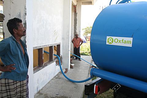 image Descargando agua en Banda Aech, Sumatra, Indonesia