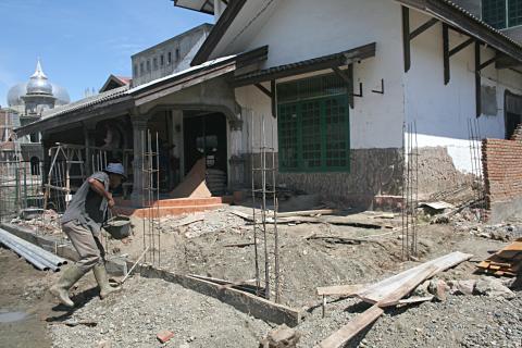 image Construyendo nuevas casas en Banda Aech, Sumatra, Indonesia