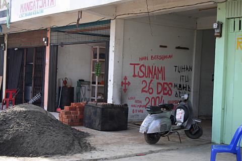 image Construyendo nuevas casas en Banda Aech, Sumatra, Indonesia
