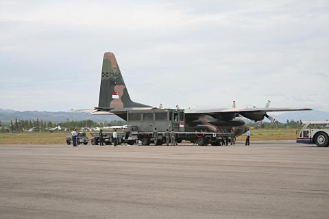 image Descargando ayuda en el aeropuerto Banda Aech, Sumatra, Indonesia
