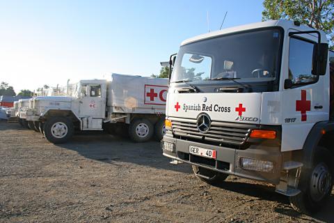 image Camiones de Cruz Roja de Melaboh, Sumatra, Indonesia