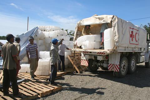 image Cargando camiones de Cruz Roja de Melaboh, Sumatra, Indonesia