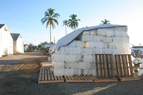image Garrafas de líquidos del campamento Cruz Roja de Melaboh, Sumatra, Indonesia